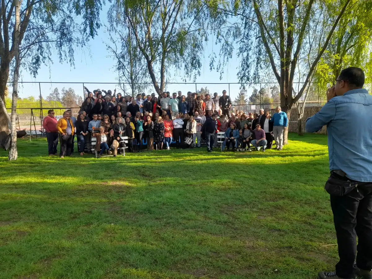 Grupo numeroso posando para una foto en el jardín