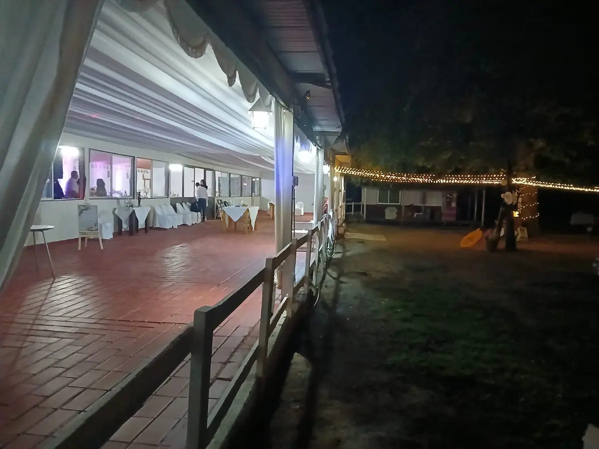 Fachada y terraza iluminadas de noche