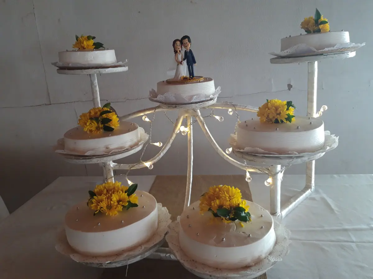 Tortas pequeñas de matrimonio en soporte de varios niveles