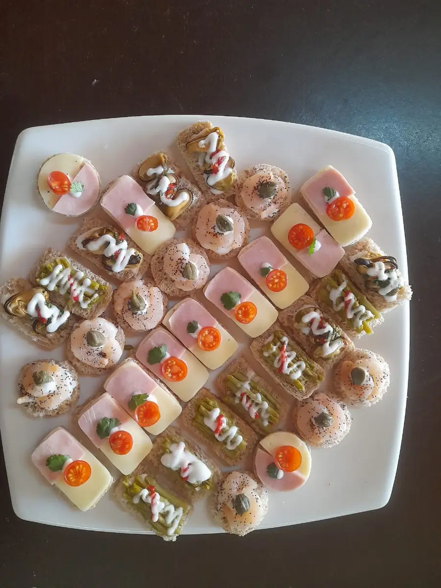 Fuente cuadrada con surtido de canapés