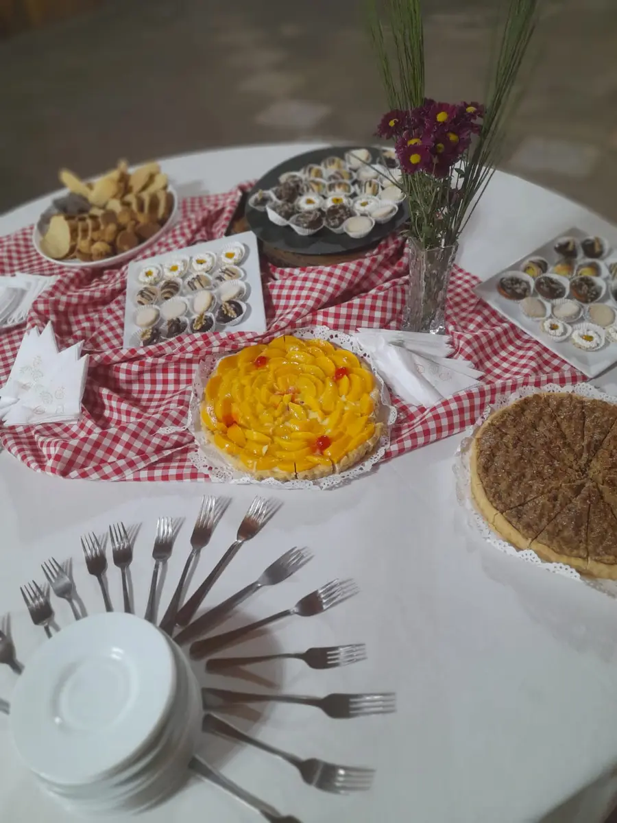 Buffet de bocadillos y preparaciones sobre mantel cuadriculado