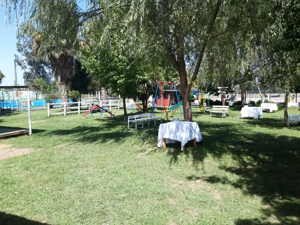 Jardín con árboles y juegos infantiles