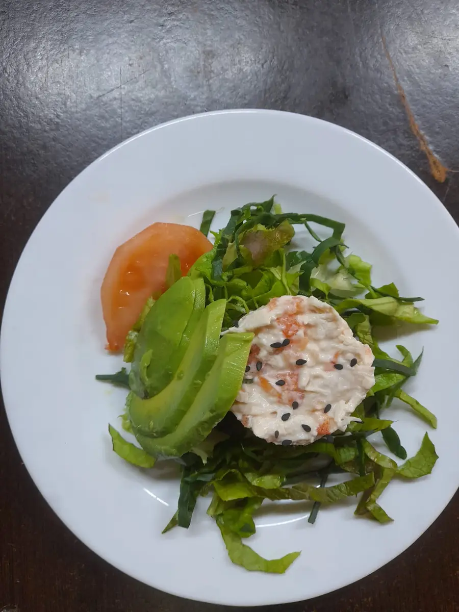 Plato de ensalada con palta, tomate y salsa blanca