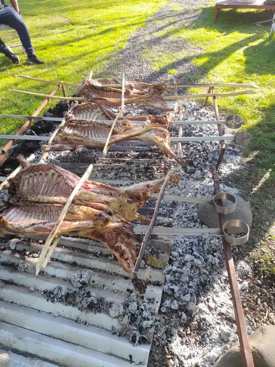 Costillares asándose sobre parrilla de carbón
