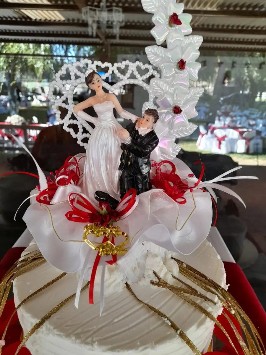 Torta de matrimonio de varios pisos con figura de novios