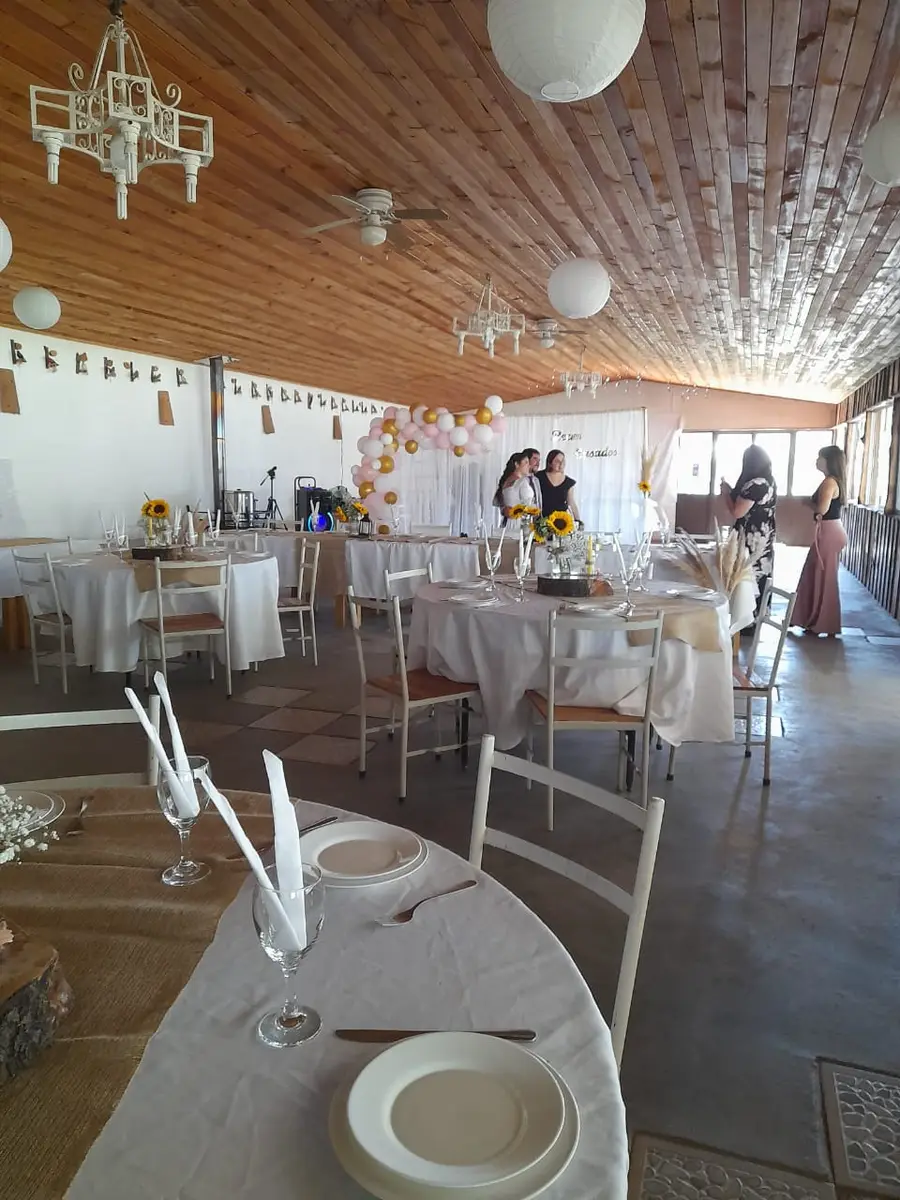 Mesas blancas montadas en el salón de techo de madera