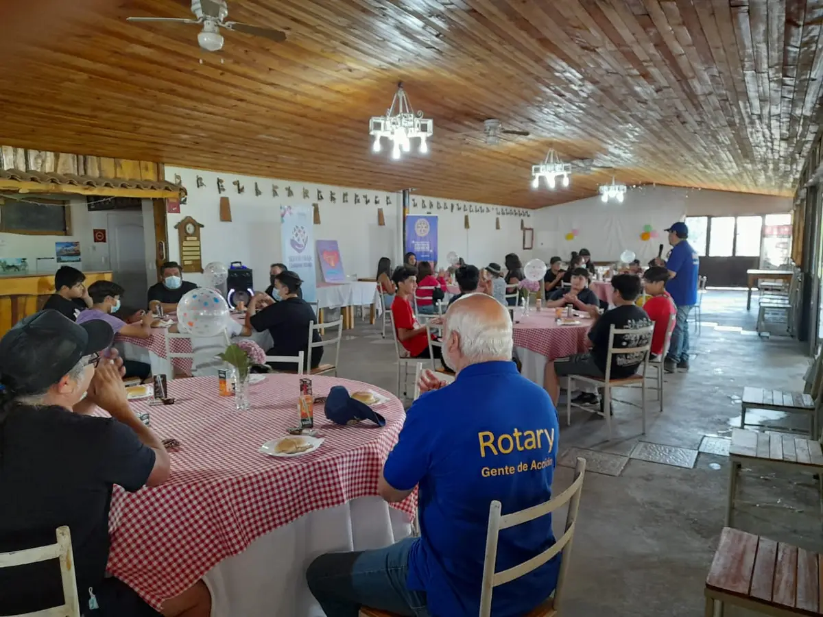 Grupo almorzando en las mesas del salón