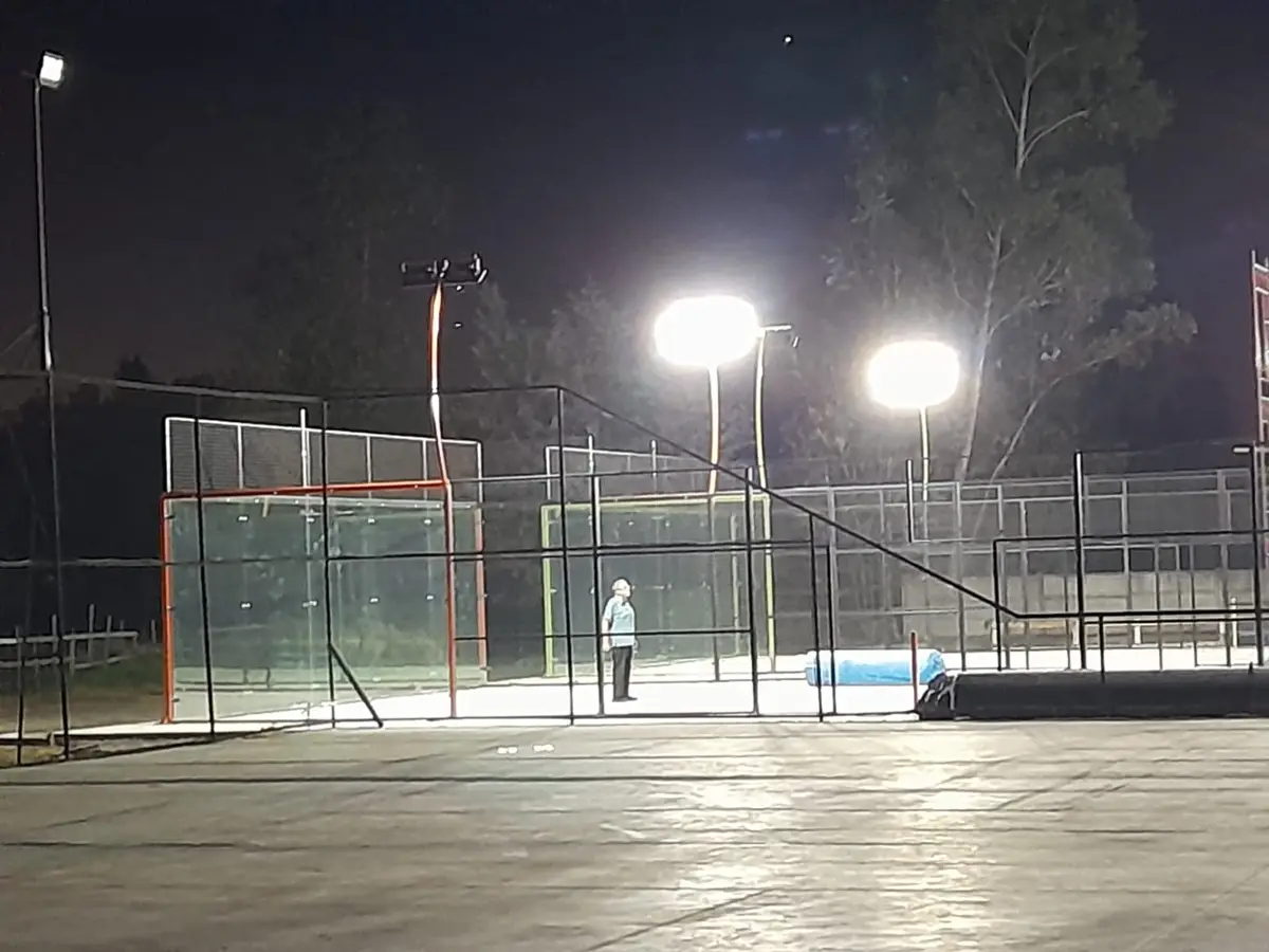 Canchas de pádel de Play Padel Rancho Itahue iluminadas de noche